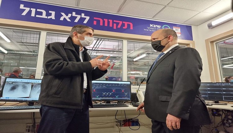 ראש הממשלה נפתלי בנט במהלך ביקור בשיבא